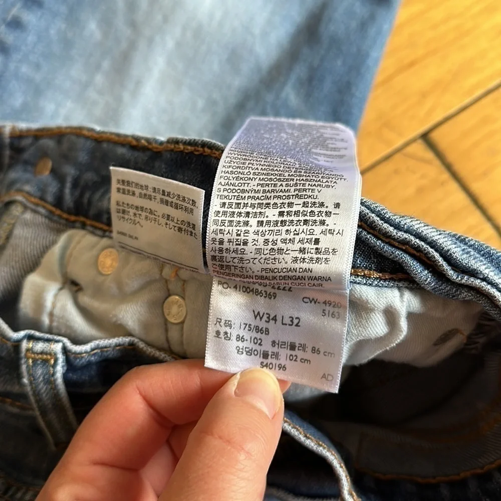 Livi’s men’s 34x32 medium colored blue jeans